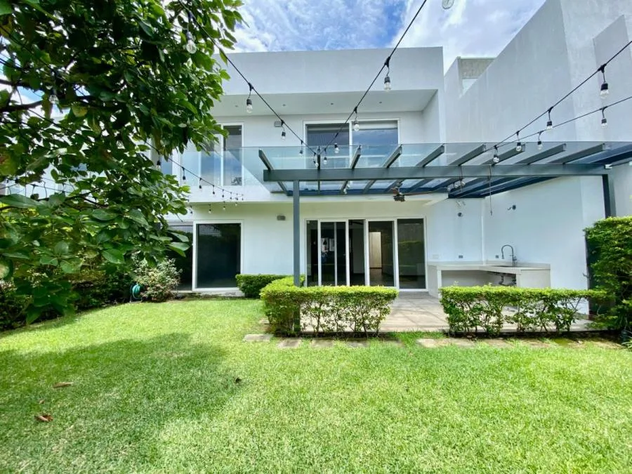 Alquiler de casa en condominio, Guachipelín, Escazú. RAH 26-128 NR - Alquiler / Renta en Escazú
