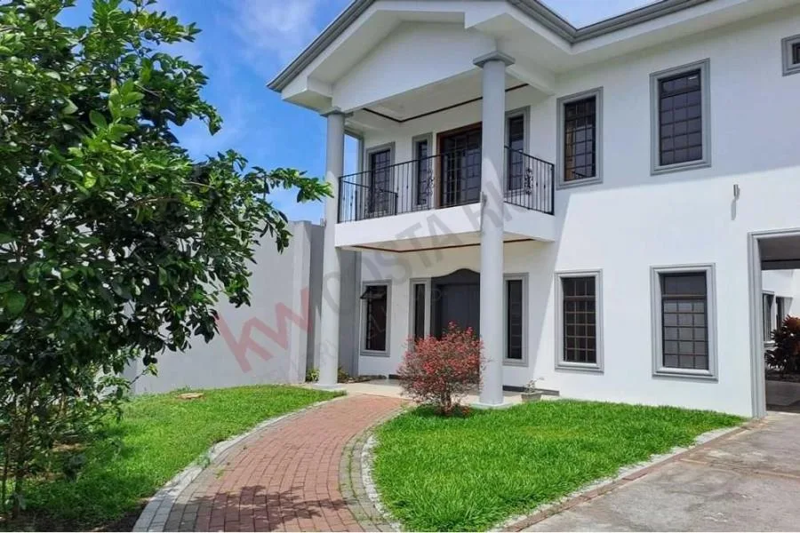 Venta de casa con piscina en Santo Domingo de Heredia US$ 650.000 #5720 - Venta en Santo Domingo