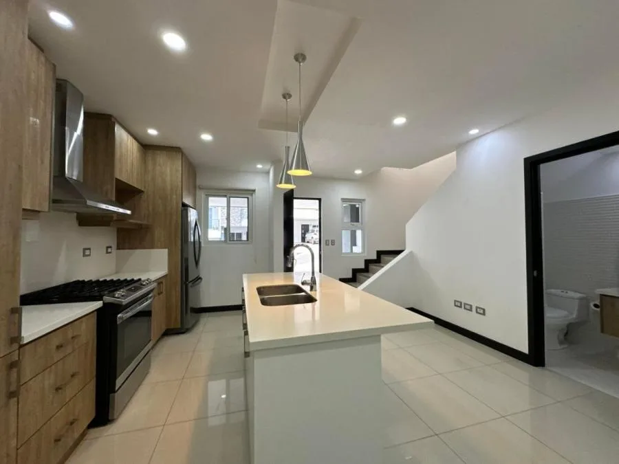Alquiler de Casa con linea blanca en Santa Ana en Condominio - Alquiler / Renta en Santa Ana