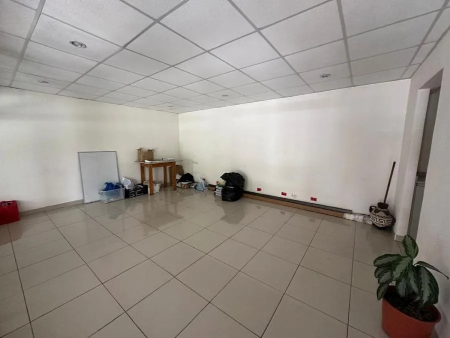 En venta edificio de tres pisos en Llorente de Tibás - Venta en Tibás — photo 2