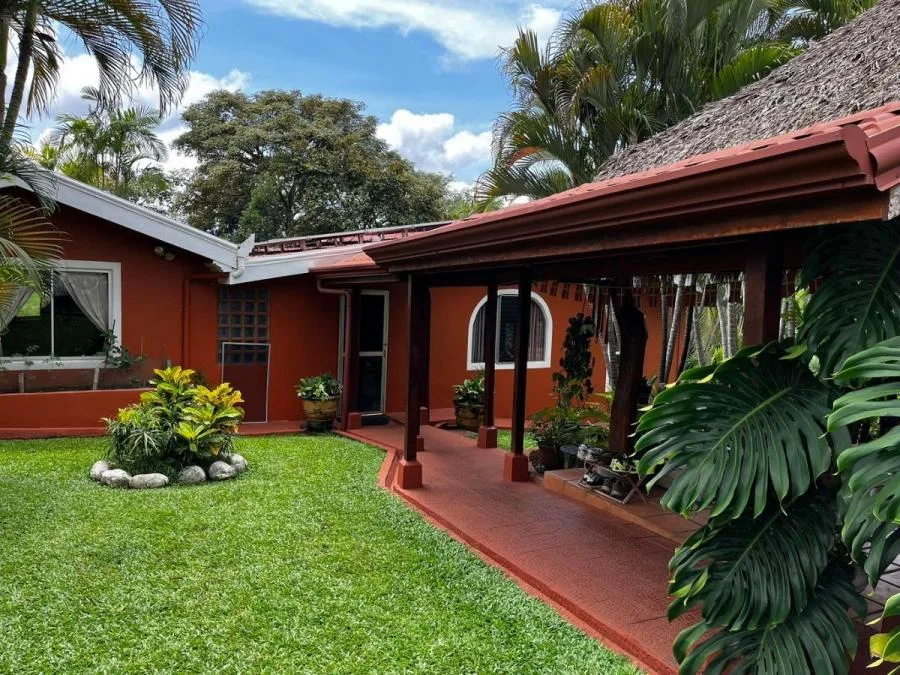 Venta de Casa con Amplios Jardines, Piscina y Apartamento Independiente - Orotina. RAH 26-790 NR - Venta en Orotina