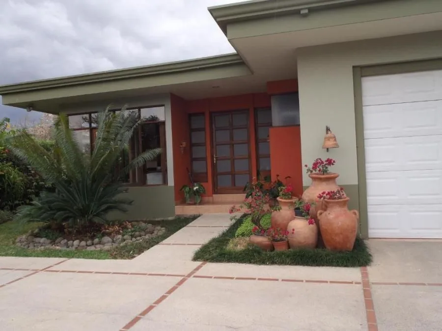 Venta de Confortable Casa en Guachipelin, Escazú / Mls. 24-1294 OFC JB - Venta en Escazú