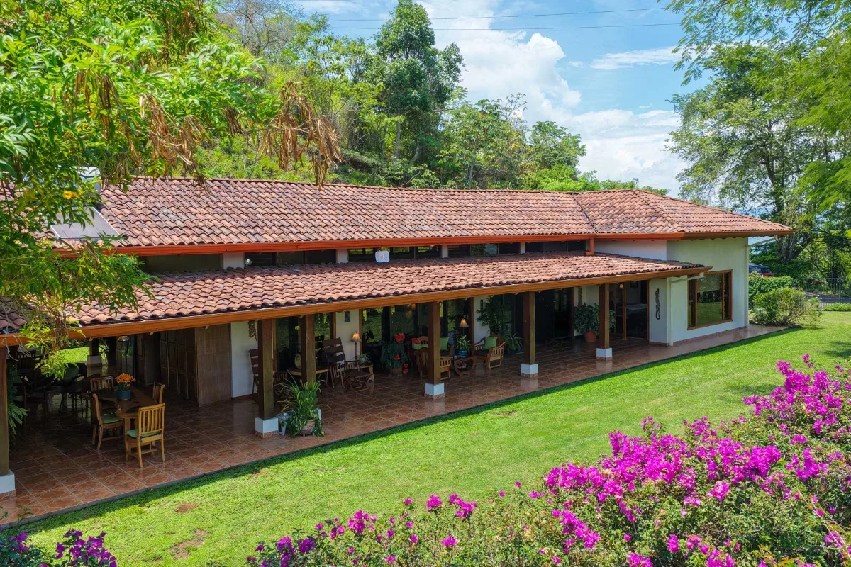 Casade lujo con casa de huéspedes y terrenos estilo resort en Hacienda Atenas - Venta en Atenas