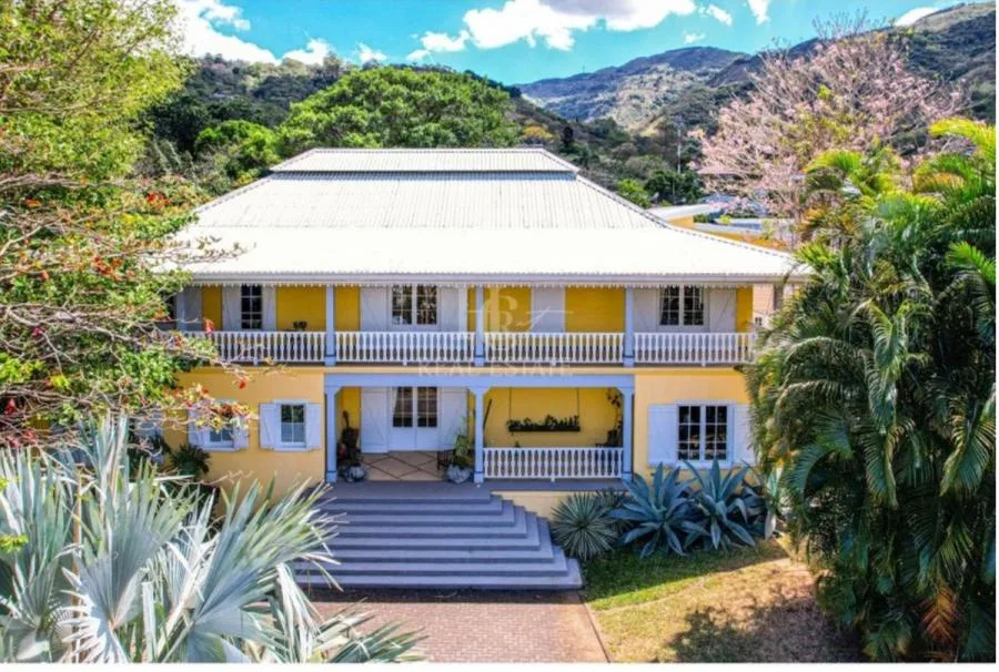  Propiedad de lujo casa y 5 apartamentos Santa Ana - Venta en Santa Ana