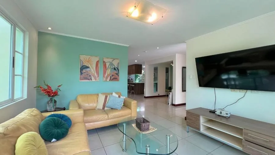 Alquiler de Preciosa Casa totalmente Amoblada en Escazú / OFC Mls. 25-952 - Alquiler / Renta en Escazú