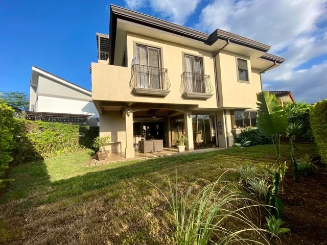 SE VENDE CASA EN FRANCOSTA ULLOA HEREDIA - Venta en Heredia
