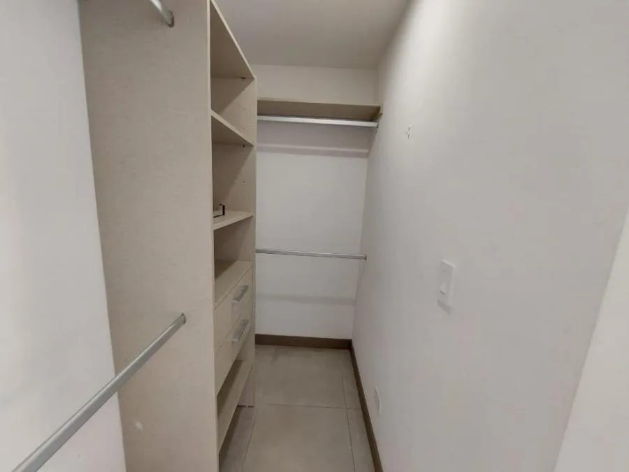 Alquiler de apartamento moderno en condominio rodeado de eucaliptos  - Alquiler / Renta en Santo Domingo — photo 4