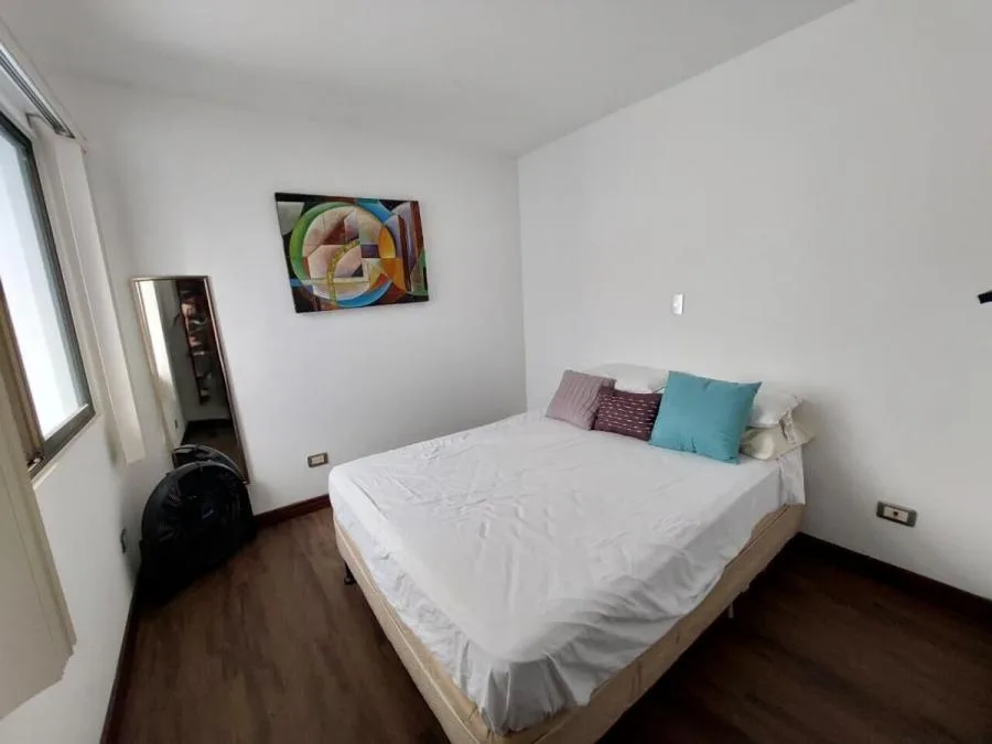 Ubicado en una de las zonas más estratégicas entre Escazú y Santa Ana, este apartamento combina ubicación, amplitud y vista como parte de la experiencia diaria.
