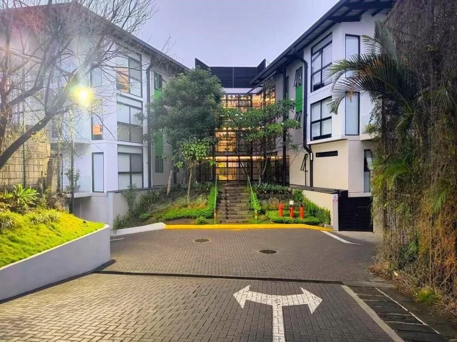 Oportunidad! Si busca vivir en la mejor zona de Santa Ana, esta es su mejor opción!!! Apartamento moderno con terraza y línea blanca. Cuenta con 1 habitación ( con walk in closet ...