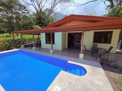Casa lista para entrar a vivir, de 2 dormitorios y 2 baños, con vistas al mar y piscina en Ojochal.