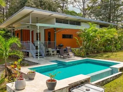 Casa en venta en Uvita Jungle | Lote privado junto a un arroyo cerca de Marino Ballena
