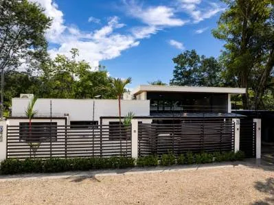 Vivienda en Uvita con fácil acceso a pie y potencial de expansión.
