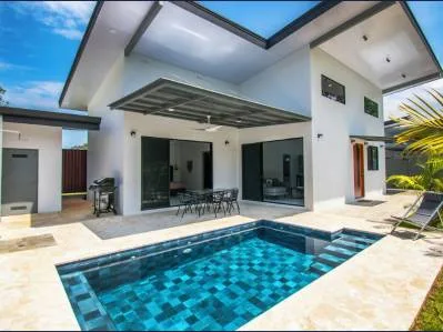 Casa moderna, nueva, con 3 dormitorios, piscina, privacidad y a solo 5 minutos a pie de la playa.