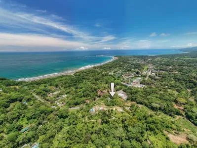 Terreno edificable en Uvita, cerca de la playa: potencial comercial o residencial.
