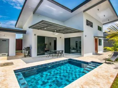 Casa moderna de nueva construcción con piscina, privacidad y a solo 5 minutos a pie de la playa.