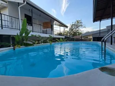 Hotel boutique llave en mano y centro para nómadas digitales en el corazón de Uvita.