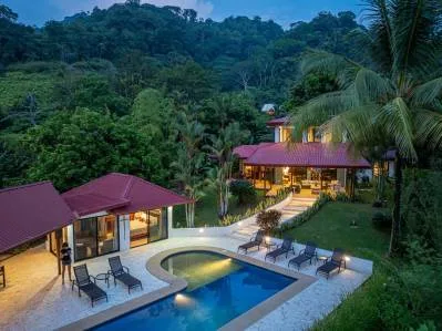 ¡Elegante casa con vistas panorámicas al océano,