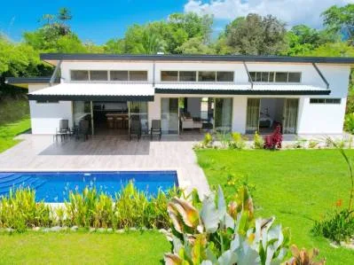 Casa moderna de 3 recámaras con piscina en comunidad cerrada, Ojochal, Costa Rica