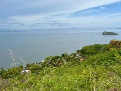 Propiedad con vistas al mar en lo alto de una colina en Costa Pájaros