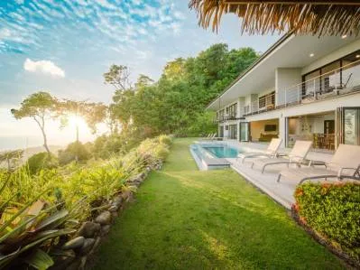 Lujosa propiedad de 5 habitaciones con vista al mar | Vida elevada sobre Dominical