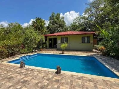Magnífico hotel en la selva con apartamento para dueño, piscina reluciente y ubicación junto al río.