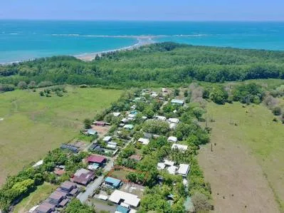 MÁGICO LOTE EN ESQUINA EN UVITA, A 8 MINUTOS A PIE DE LA PLAYA DEL PARQUE NACIONAL.
