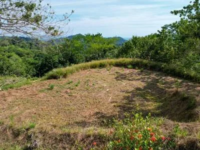 Terreno con vista al mar en venta en una comunidad privada.