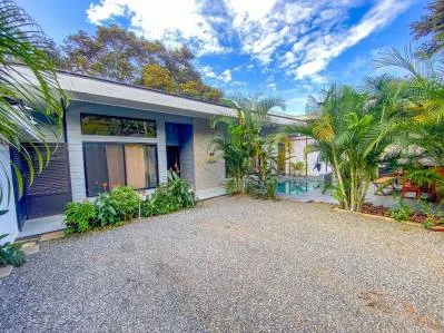 Casa tropical de 4 habitaciones en venta en Uvita | Piscina e ingresos por Airbnb