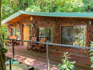 ¡Casa artística de 2 habitaciones junto al río en la selva tropical!