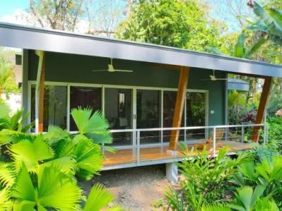 Casa en la selva junto al río con vistas a una cascada en Ojochal, Costa Rica.
