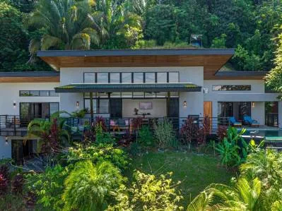 Casa Markissa – Villa de lujo con vistas al mar y rentabilidad por alquiler demostrada.