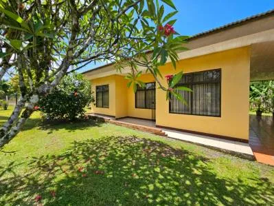 Venta de Casa con Terreno Plano en Peñas Blancas | Con Quebrada Natural