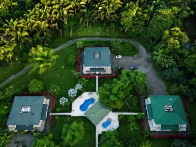 Villa remodelada de estilo playero con exuberante entorno selvático.