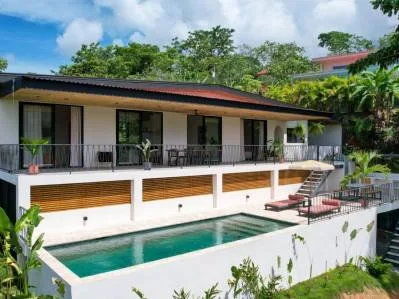 Nueva casa moderna en Ojochal con piscina, oficina y vistas a la montaña. Seguridad las 24 horas.