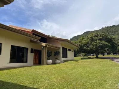 Exclusiva Residencia de una Planta con Vistas Panorámicas en Condominio Boutique – Río Oro