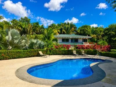 Villa remodelada de estilo playero y exuberante entorno selvático.
