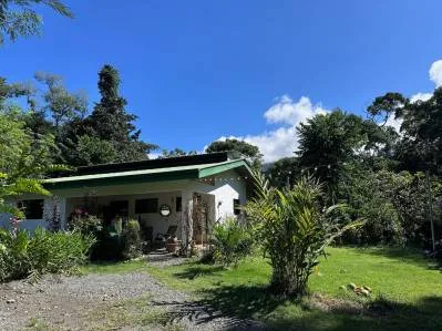 Vida sostenible de la granja a la mesa con casa, casa de huéspedes, Tinamastes a orillas del río. — photo 2