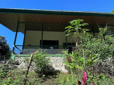 Vida sostenible de la granja a la mesa con casa, casa de huéspedes, Tinamastes a orillas del río. — photo 3