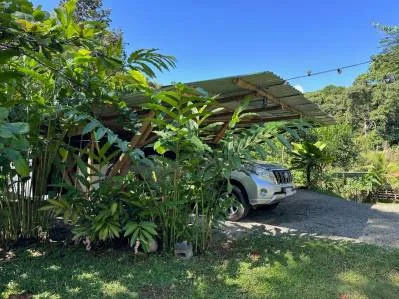Vida sostenible de la granja a la mesa con casa, casa de huéspedes, Tinamastes a orillas del río. — photo 4