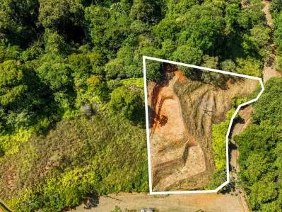 Impresionante lote elevado en plena selva dentro de la comunidad cerrada Puesta del Sol en Ojochal.