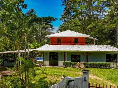 Excepcional casa en la selva de Ojochal con 4 dormitorios, piscina, arroyos y potencial de alquiler.