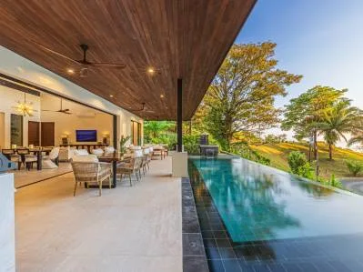 Casa de lujo con vista al mar en venta en Playa Hermosa Uvita, Costa Rica.