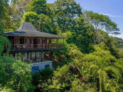 Finca de retiro con vista al océano