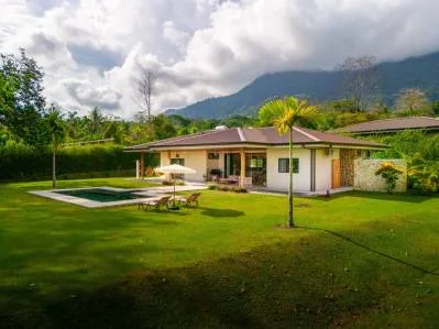 Retiro tropical moderno: oasis privado en Ojochal