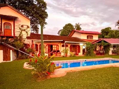 Impresionante finca con vistas al océano en Ojochal, con 2 casas de huéspedes.