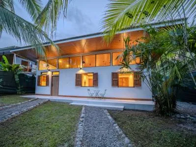 Moderna Casa de Playa a Pasos de Playa Chiquita