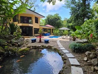 Retiro privado junto a una cascada en Costa Rica con total privacidad.