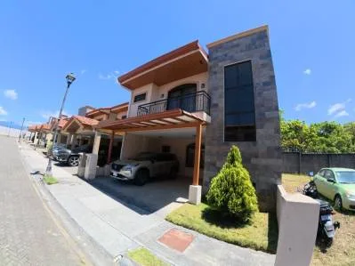 Se vende hermosa casa en Santo Tomás de Heredia