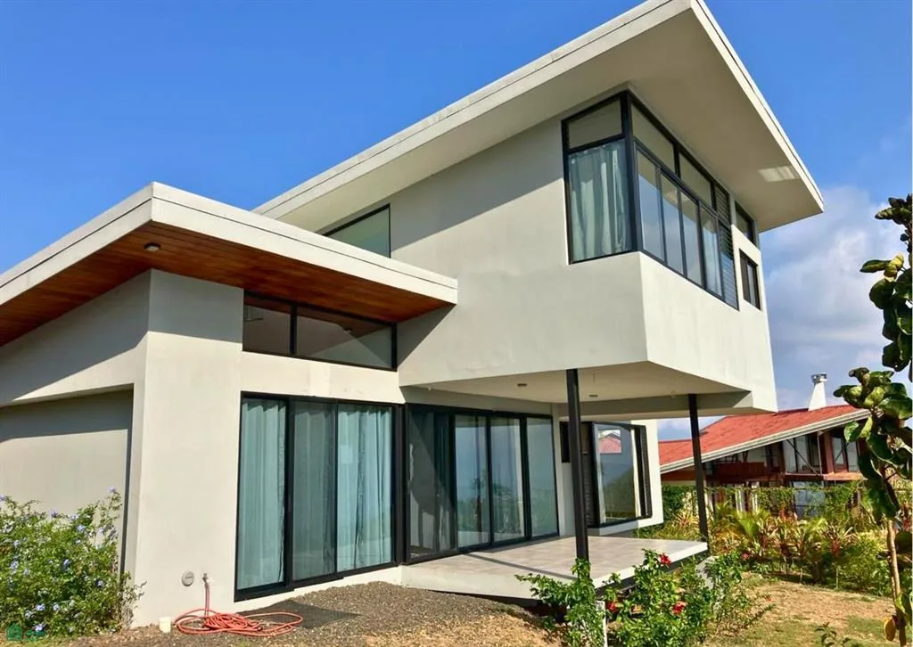 Casa con Diseño Abierto y Vista al Mar en Atenas
