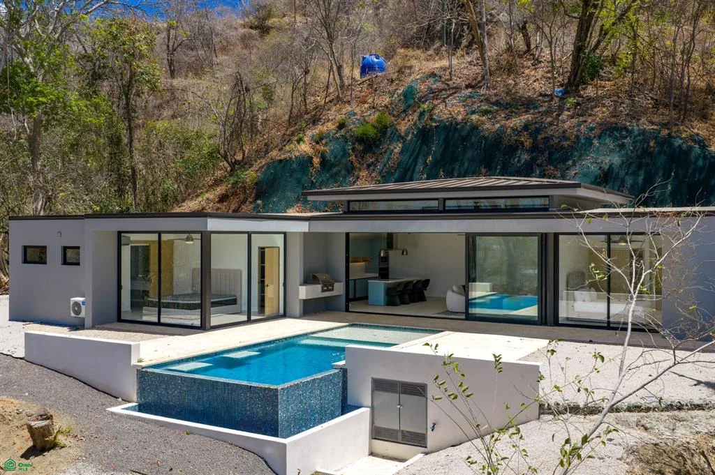 Propiedad de Doble Residencia con Vistas a la Montaña, Privacidad y Potencial de Ingresos